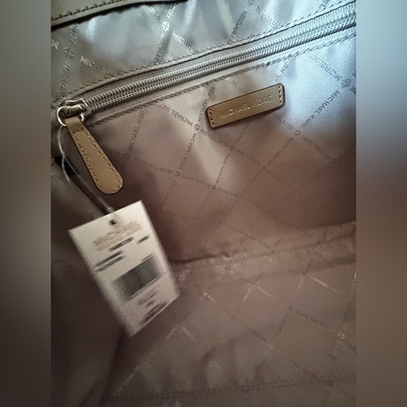 Michael Kors Hamilton MD Crocodile-Embossed Shoulder Bag Camel - Picture 11 of 14